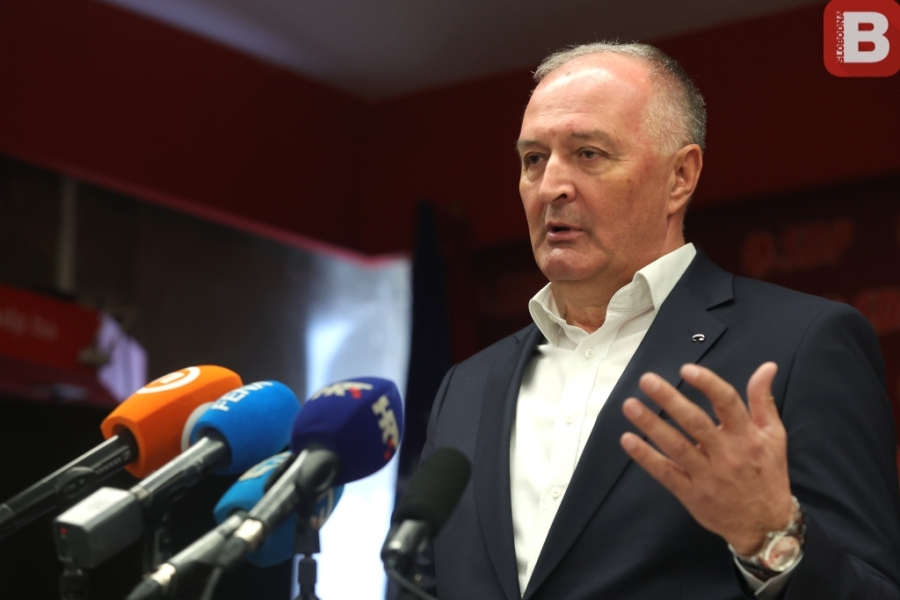 MINISTAR HELEZ LUPIO ŠAKOM OD STOL: ‘Ne može se zanemariti historijska činjenica da je RS nastala na genocidu nad Bošnjacima’ MINISTAR HELEZ LUPIO ŠAKOM OD STOL: 'Ne može se zanemariti historijska činjenica da je RS nastala na genocidu nad Bošnjacima'