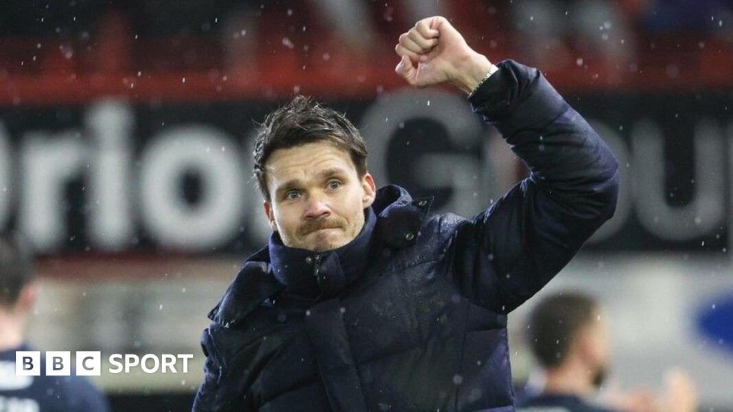 ‘Mentalitet čistog lista’ ključ u oživljavanju Rohl's Rangersa Rangers players salute their fans at Pittodrie