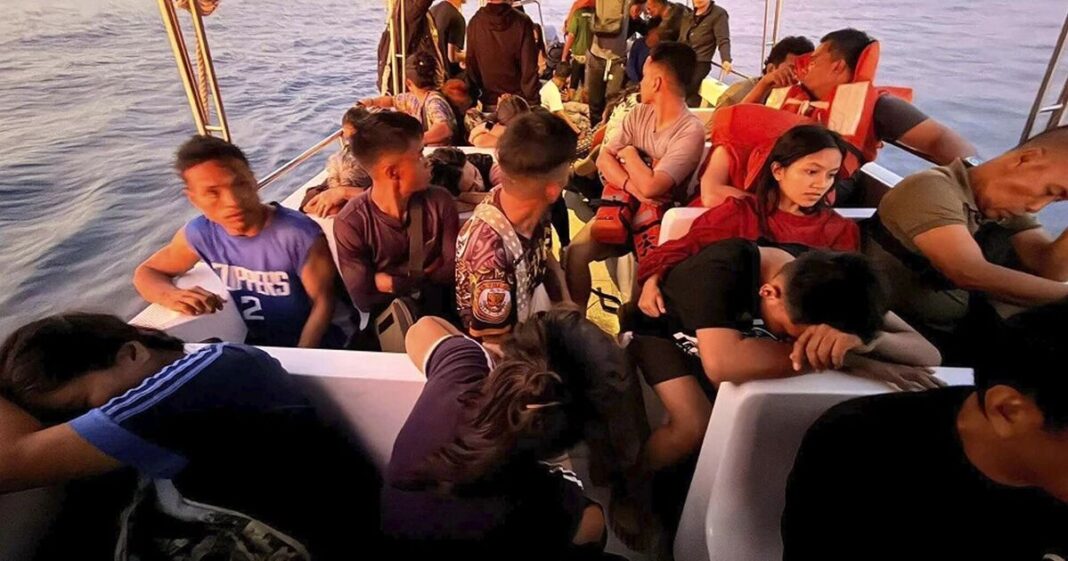 Najmanje 15 mrtvih jer su prestravljeni putnici spašeni iz broda koji tone