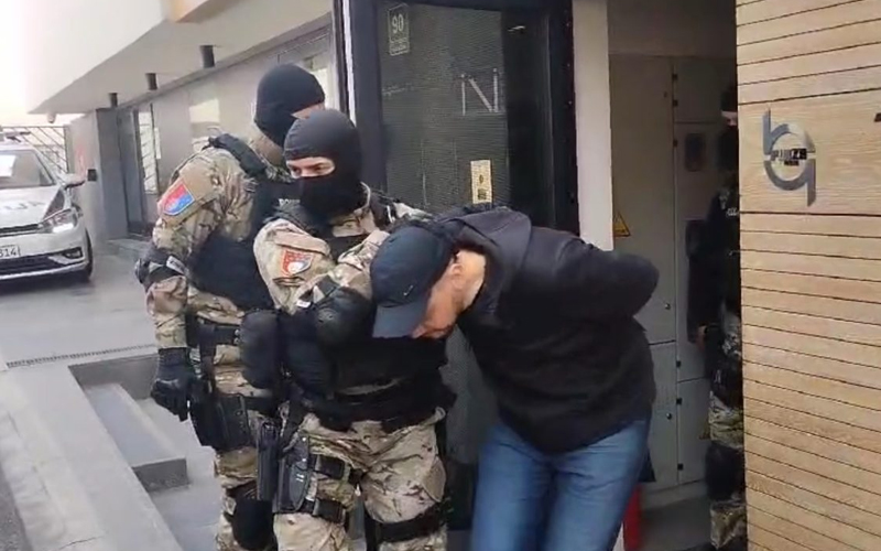 Nakon Elmedina, danas na aerodromu uhapšena i njegova supruga Edina Karišik: Krenula za Dubai