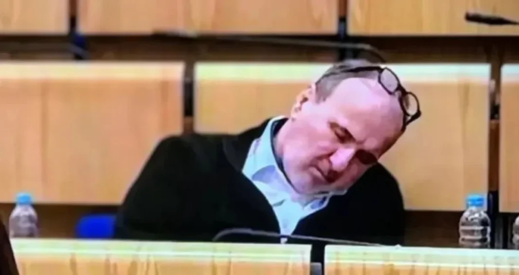 Napale ga sove: Zastupnik DF-a zaspao usred sjednice Predstavničkog doma Parlamenta FBiH