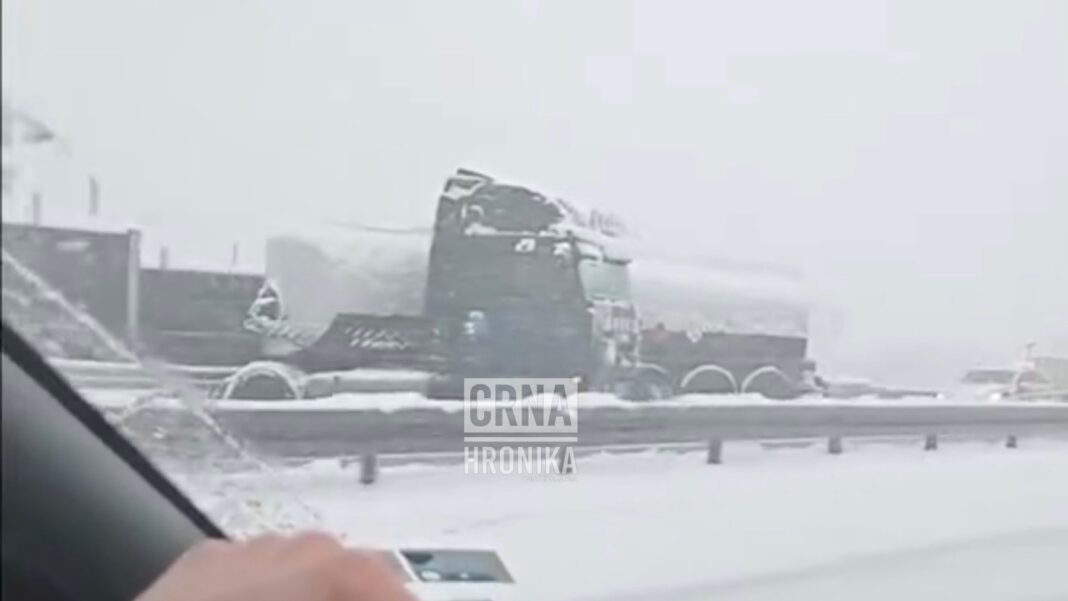 Nesreća na autoputu kod Sarajeva: Cisternom izletio sa neočišćene ceste i udario u bankinu