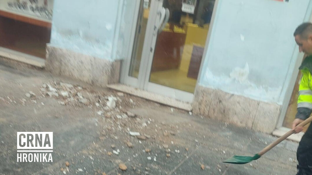 Opasnost u centru Sarajeva: U Ferhadiji se obrušila fasada, srećom nema povrijeđenih