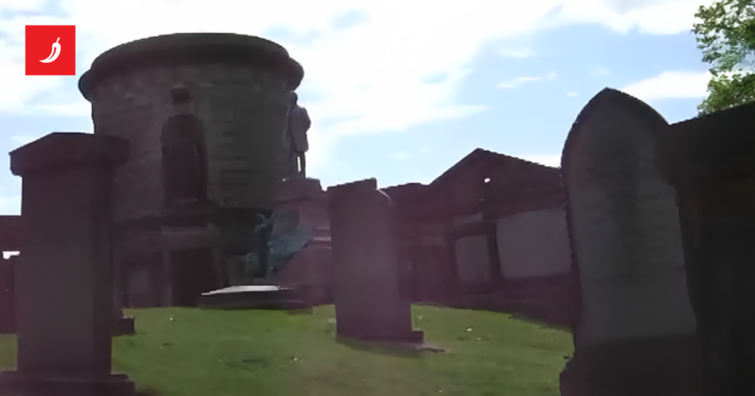 Oskvrnut grob filozofa Davida Humea u Edinburghu. “Viđamo ljude u bijelom i kadulju”