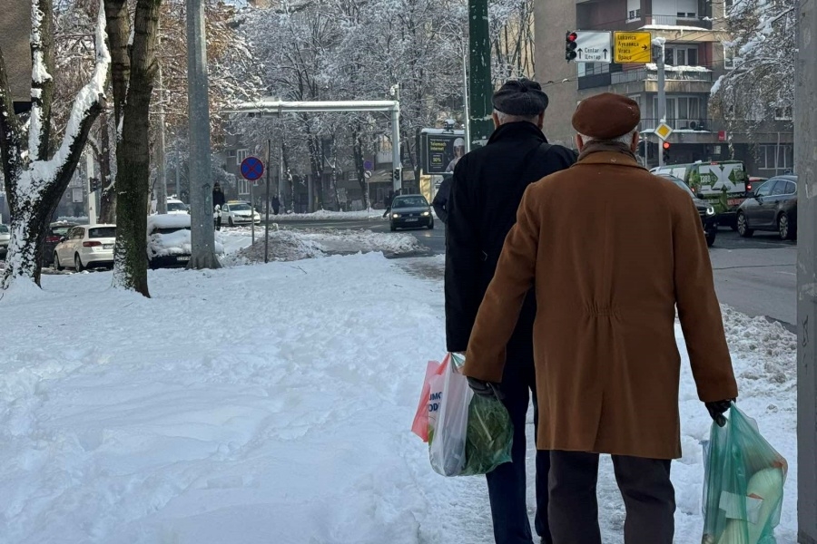 PENZIONERI ČASTE POŠTARE: Poznato kada počinje isplata mirovina za januar, stiže povećanje od 11,2 posto