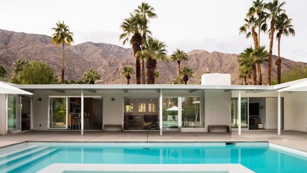 Palm Springs ima najbolji Airbnbs za moderne poklonike iz sredine stoljeća Palm Springs ima najbolji Airbnbs za moderne poklonike iz sredine stoljeća