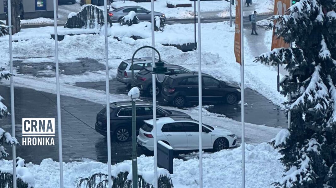 Parking papci napravili stajalište ispred Narodnog pozorišta u Sarajevu Parking papci napravili stajalište ispred Narodnog pozorišta u Sarajevu