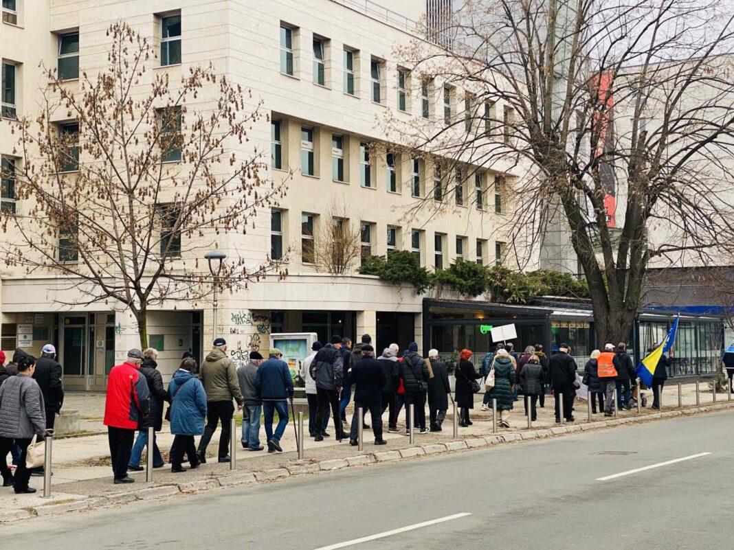 Penzioneri u Tuzli poručili vlastima: Dok političari imaju privilegije, mi jedva preživljavamo