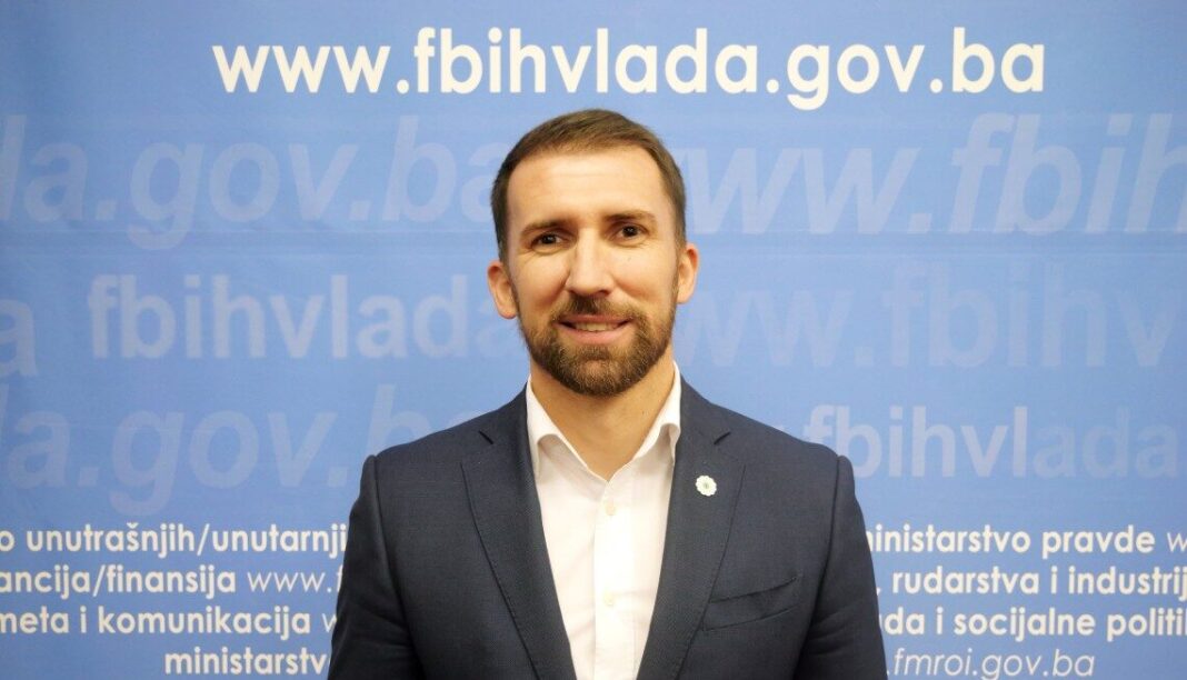 Poštujući prava djeteta, Delić najavio: Ukidamo obavezu kontrolnih pregleda za djecu do 18. godine