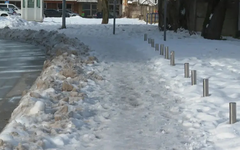 Pravnik Milko Grmuša o neočišćenim ulicama/trotoarima: Imate pravo da odštetu ako ste pali ili slupali auto Pravnik Milko Grmuša o neočišćenim ulicama/trotoarima: Imate pravo da odštetu ako ste pali ili slupali auto