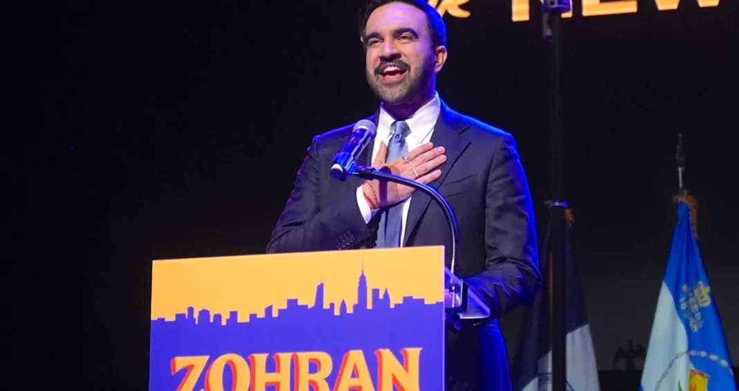 Pridružio maloj skupini američkih političara: Mamdani je položio ruku na dva Kurana Pridružio maloj skupini američkih političara: Mamdani je položio ruku na dva Kurana