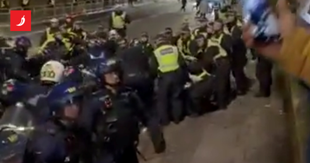 Prosvjedi kod iranske ambasade u Londonu. Muškarac se popeo na balkon i skinuo zastavu