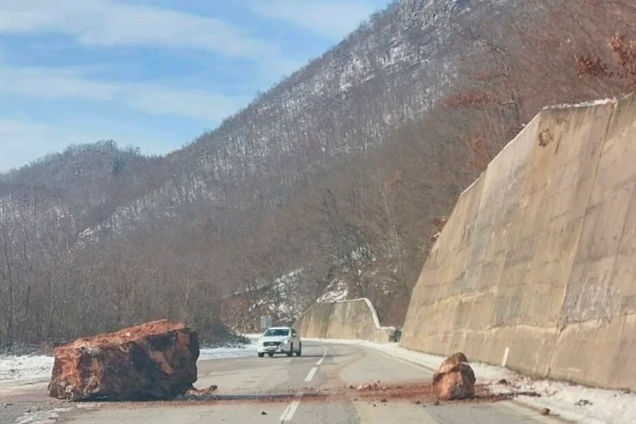 Put Rogatica-Ustiprača se raspada: Odroni, rupe i mostovi “na znakovima”