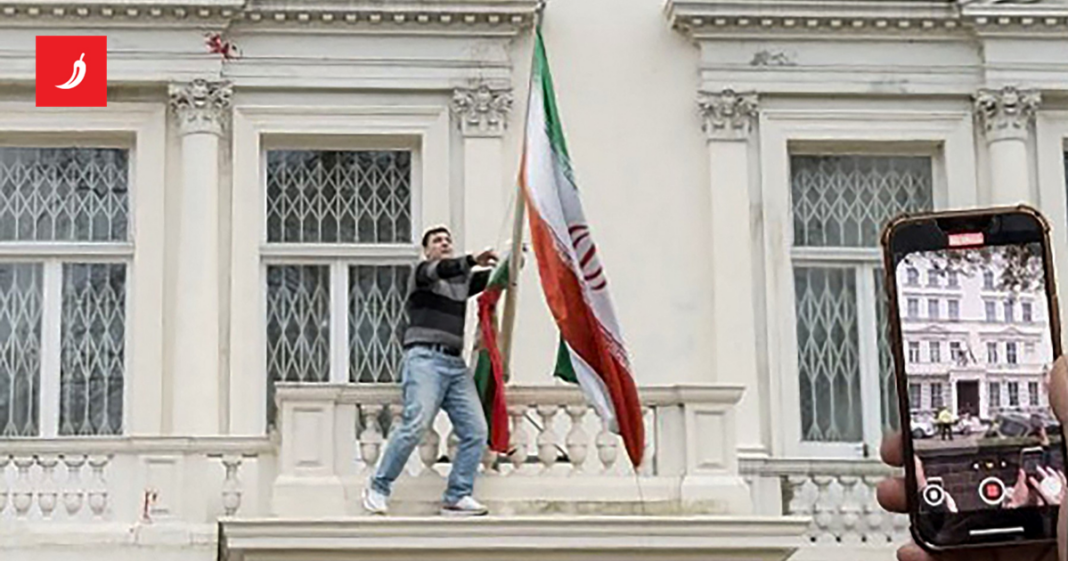 Skinuo zastavu s iranske ambasade u Londonu i istaknuo onu iz doba Pahlavija Skinuo zastavu s iranske ambasade u Londonu i istaknuo onu iz doba Pahlavija