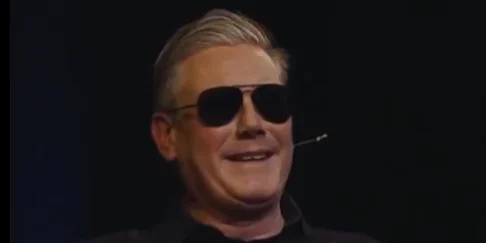 Starmer se našalio na račun Macrona stavljajući pilotske naočale: “Bonjour”