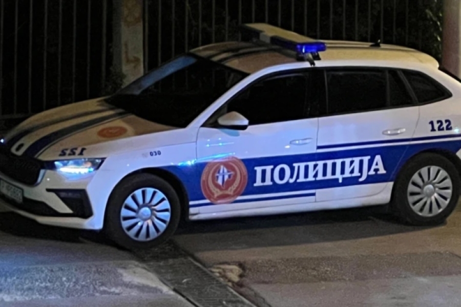 TJERAO SUPRUGU DA BIRA DA LI ĆE SAMA SKOČITI U RIJEKU ILI ĆE JE UBITI: Stravično nasilje u porodici, na mostu joj naredio da pozove djecu i da se oprosti TJERAO SUPRUGU DA BIRA DA LI ĆE SAMA SKOČITI U RIJEKU ILI ĆE JE UBITI: Stravično nasilje u porodici, na mostu joj naredio da pozove djecu i da se oprosti