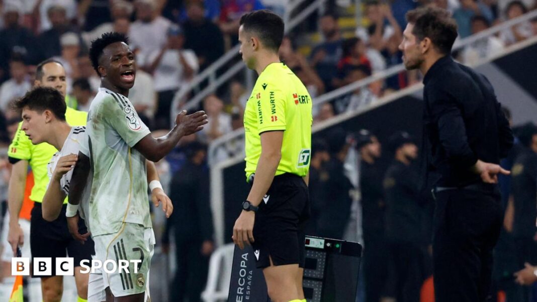 Trener Atletico Madrida Diego Simeone izvinio se krilnom igraču Real Madrida Vinicijusu Jr. Real Madrid winger Vinicius Jr is substituted against Atletico Madrid, whose manager Diego Simeone watches from the touchline
