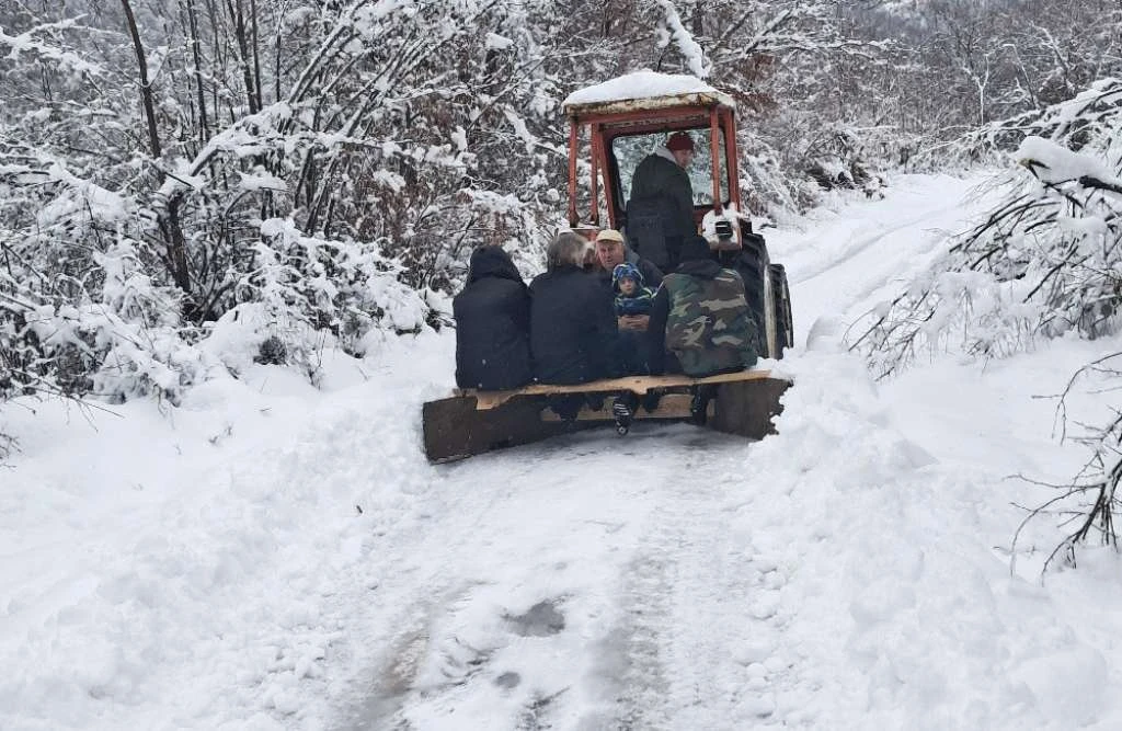 U Foči velika borba sa snijegom: Oborena stabla po putevima širom općine U Foči velika borba sa snijegom: Oborena stabla po putevima širom općine