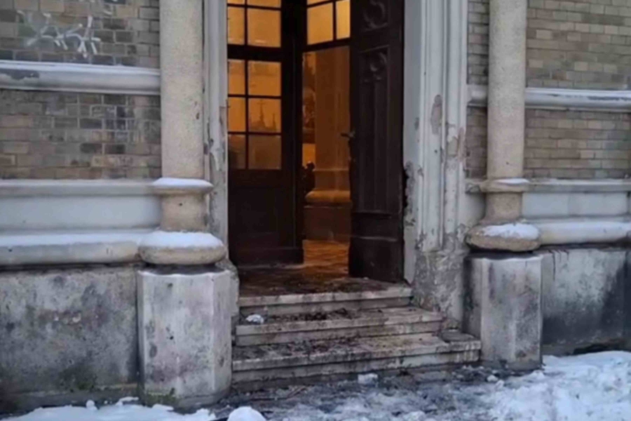 U PRITVORU JE: Novosađanka (25) zapalila vrata katoličke crkve