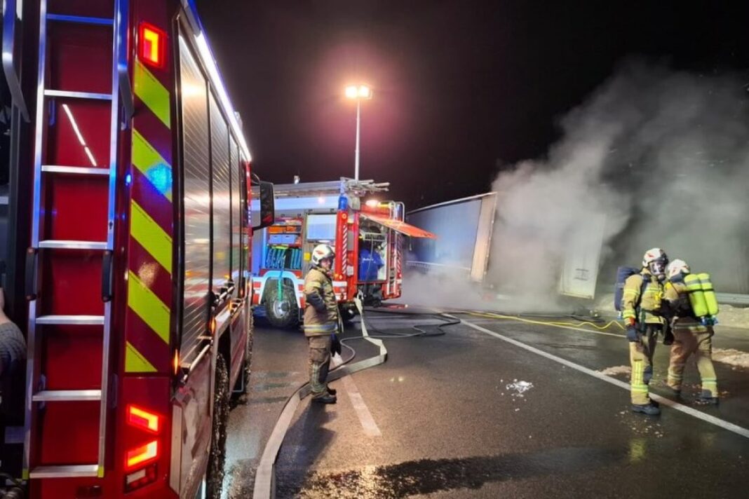 Vozač iz BiH na vrijeme otkačio prikolicu: Požar zaustavio A10 kod Verfen