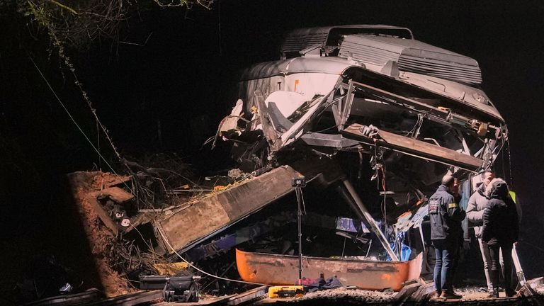 Vozač je poginuo, a 37 je povrijeđeno nakon što je voz iskočio iz šina u blizini Barselone