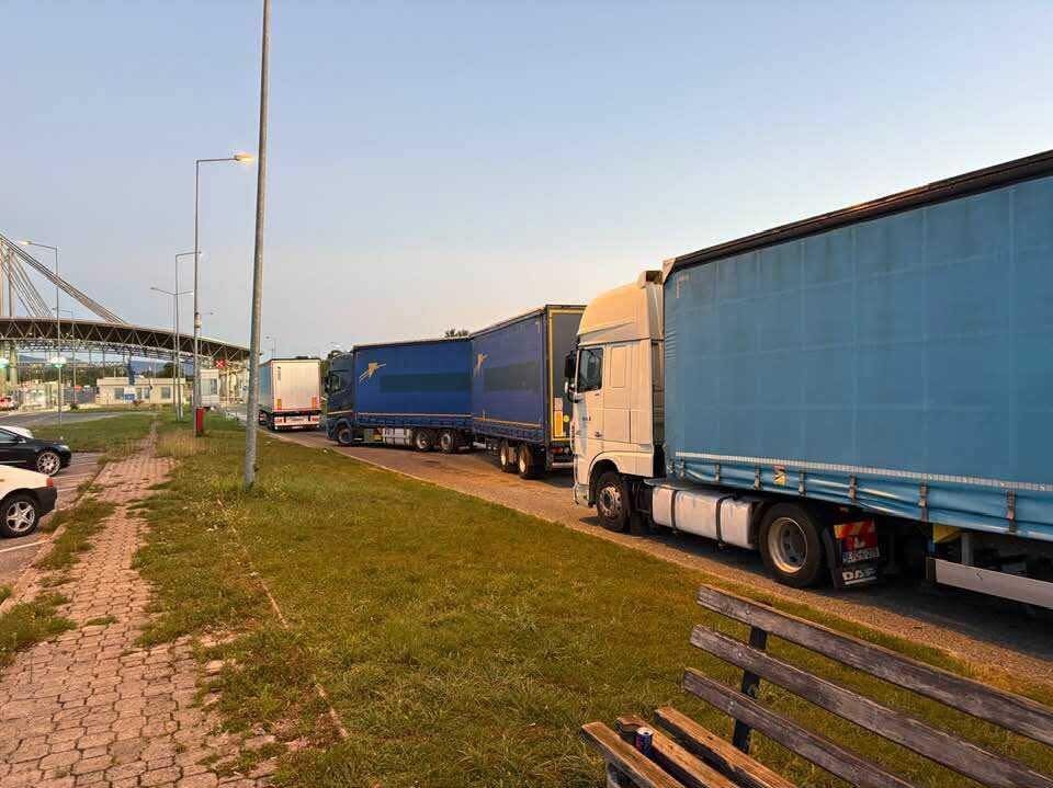 Vozači kamiona iz BiH i Srbije najavili blokadu granica 26. januara – Crna hronika “Uvoz i izvoz će stati”: Vozači kamiona iz BiH i Srbije najavili blokadu granica 26. januara