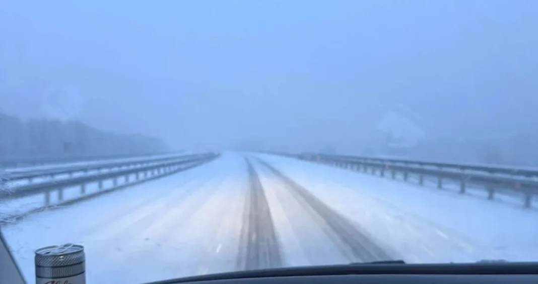 Vozači oprez! – Snijeg koji pada otežava saobraćaj, magla smanjuje vidljivost…