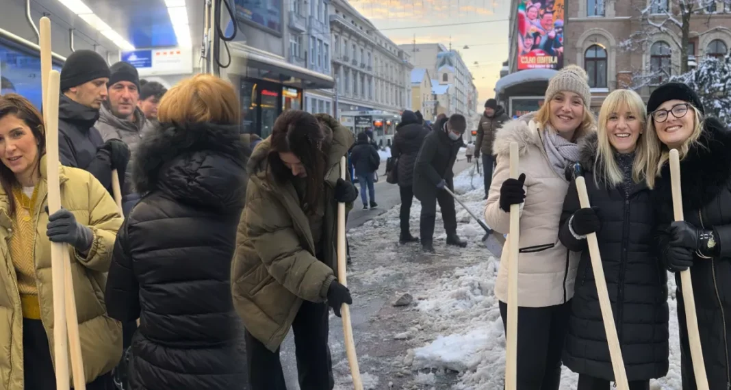 Zastupnik SDA: Dok grad grca u snijegu, ‘influenseri’ iz NS-a glume radnike, a ne znaju ni lopatu držati Zastupnik SDA: Dok grad grca u snijegu, ‘influenseri’ iz NS-a glume radnike, a ne znaju ni lopatu držati