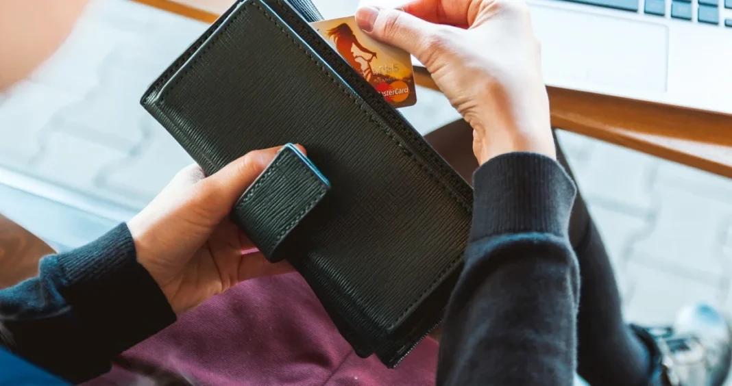 Žena i djevojka ukrale novčanik pa “peglale” bankovnu karticu