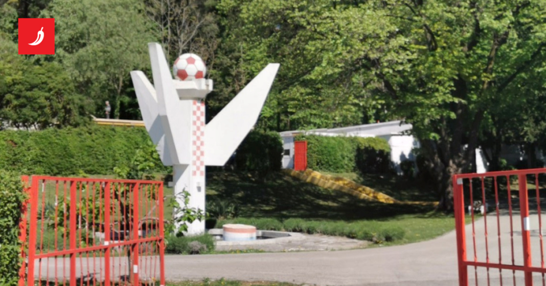 Zrinjski u Mostaru srušio spomenik ubijenim nogometašima Veleža