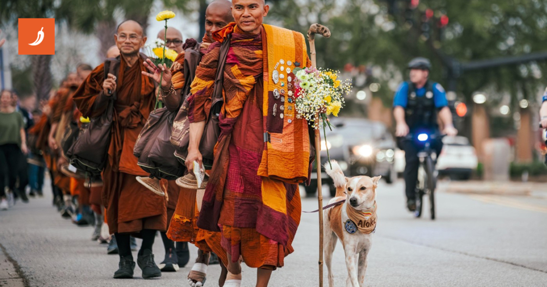 19 budističkih redovnika (i pas) šetaju SAD-om za mir. Stotine ih dočekuju s cvijećem 19 budističkih redovnika (i pas) šetaju SAD-om za mir. Stotine ih dočekuju s cvijećem
