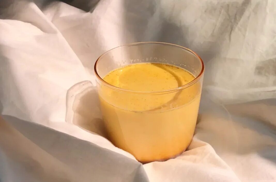 TikTok hit ili stvarna pomoć? Zlatno mlijeko protiv PMS-a