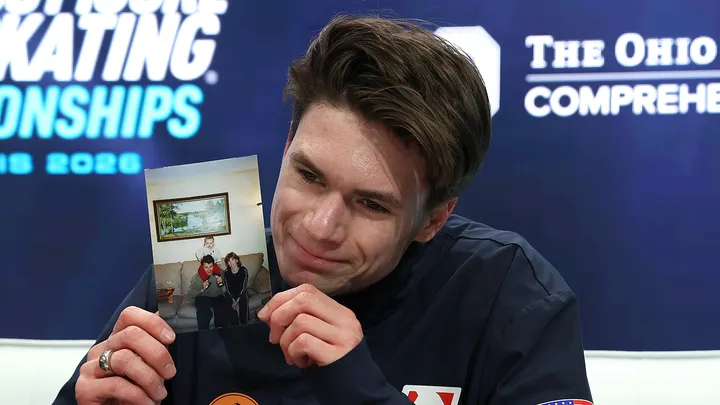 Umjetnički klizač Maxim Naumov postao je olimpijski tim SAD-a godinu dana nakon što je izgubio oba roditelja u tragičnoj avionskoj nesreći u DC-u Umjetnički klizač Maxim Naumov postao je olimpijski tim SAD-a godinu dana nakon što je izgubio oba roditelja u tragičnoj avionskoj nesreći u DC-u