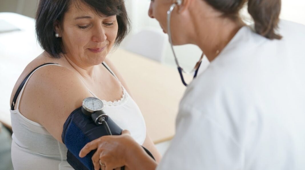 Visok krvni pritisak kod žena: 5 navika koje mogu napraviti veliku razliku