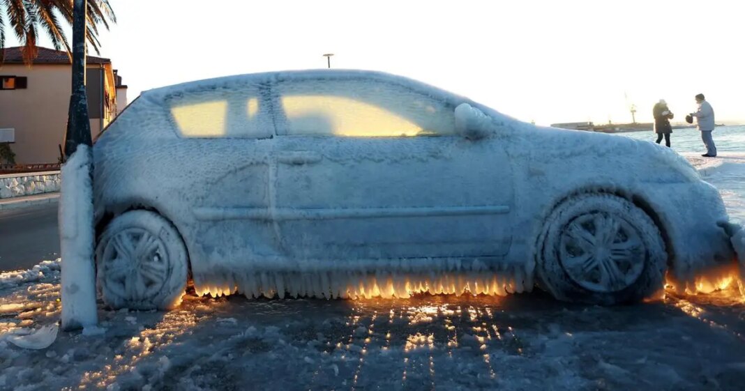 Zaledio vam se auto? Evo što niti slučajno ne smijete raditi Zaledio vam se auto? Evo što niti slučajno ne smijete raditi