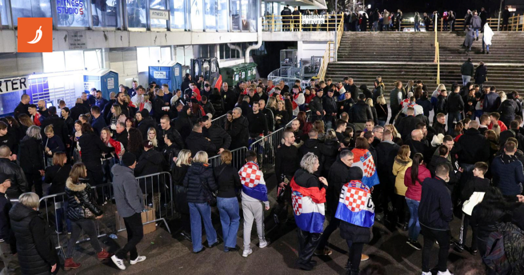 FOTO Thompson nastupa u Rijeci. Na ulazima se stvarale gužve, neki su palili baklje