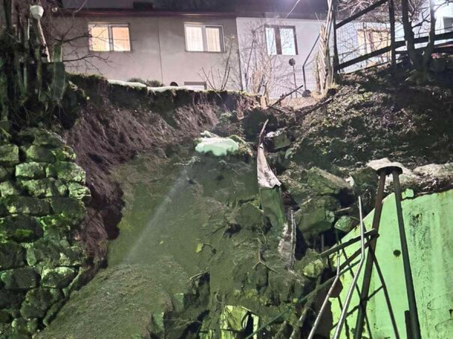 ALARMANTNA SITUACIJA U SARAJEVSKOM NASELJU: Klizište uništilo stepenice i zaustavilo se kod kuća (FOTO)
