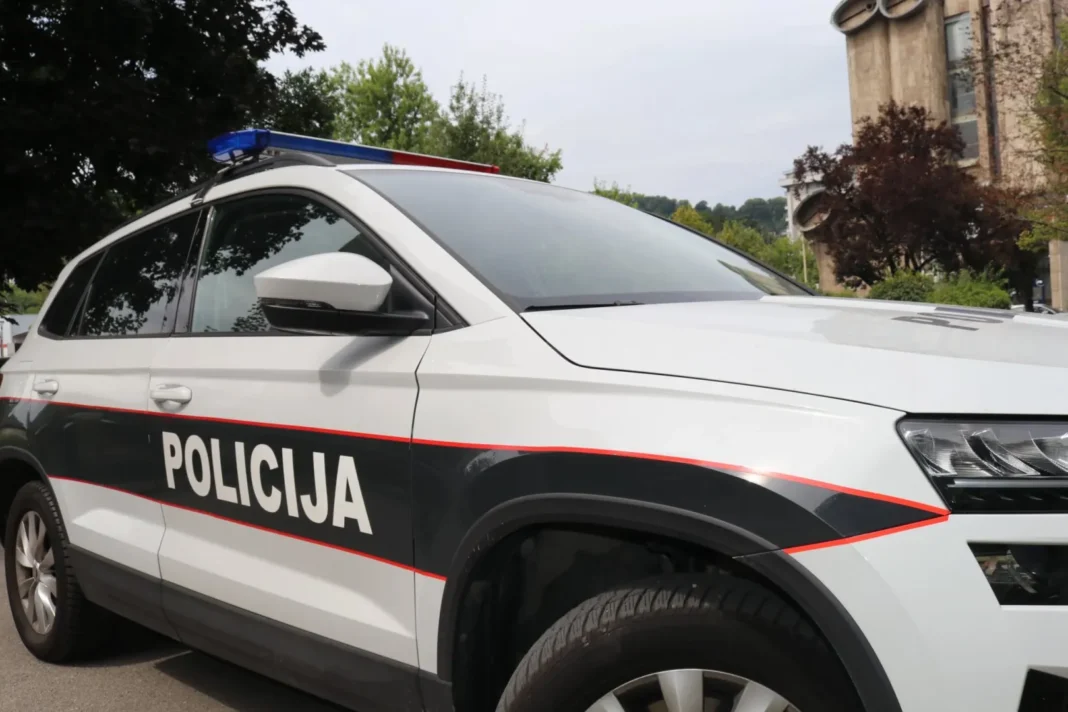 Brza reakcija policije u Tuzli: Maloljetniku vraćen ukradeni telefon, majka javno zahvalila službenicima