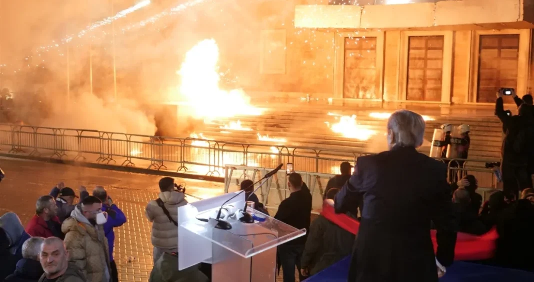 (FOTO) Haos u Tirani: Demonstranti bacali molotovljeve koktele, vatromet i dimne bombe