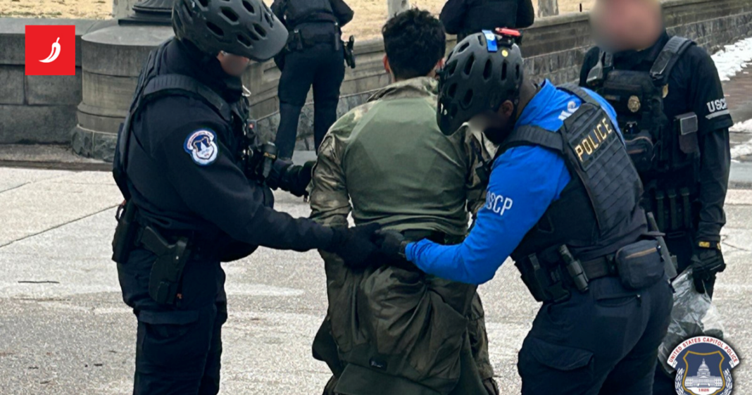 FOTO Izašao iz bijelog Mercedesa i naoružan sačmaricom potrčao prema Kapitolu