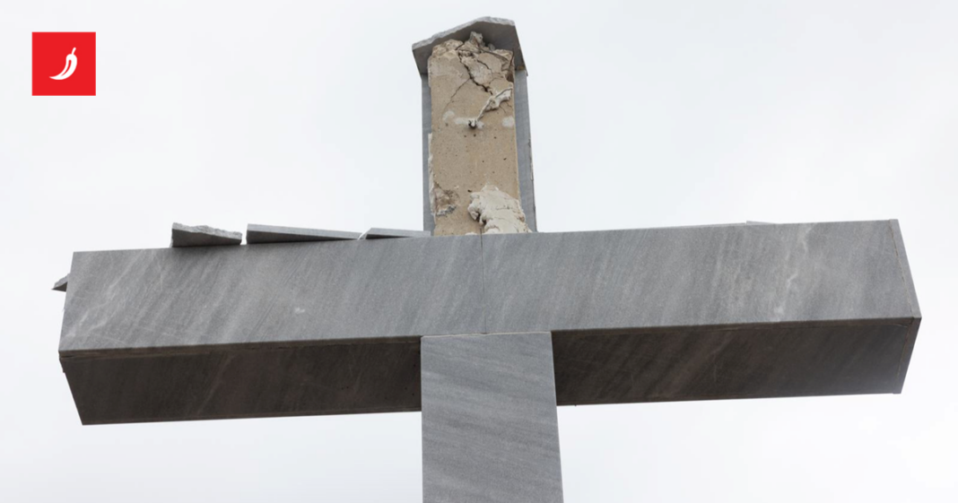 FOTO Munja u Trilju oštetila križ. Srušit će ga i napraviti još veći