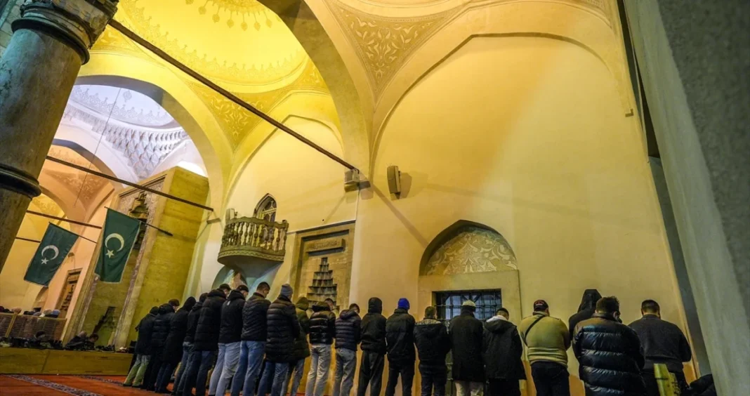 (FOTO) Muslimani širom Bosne i Hercegovine i regiona klanjali prvu ovogodišnju teraviju