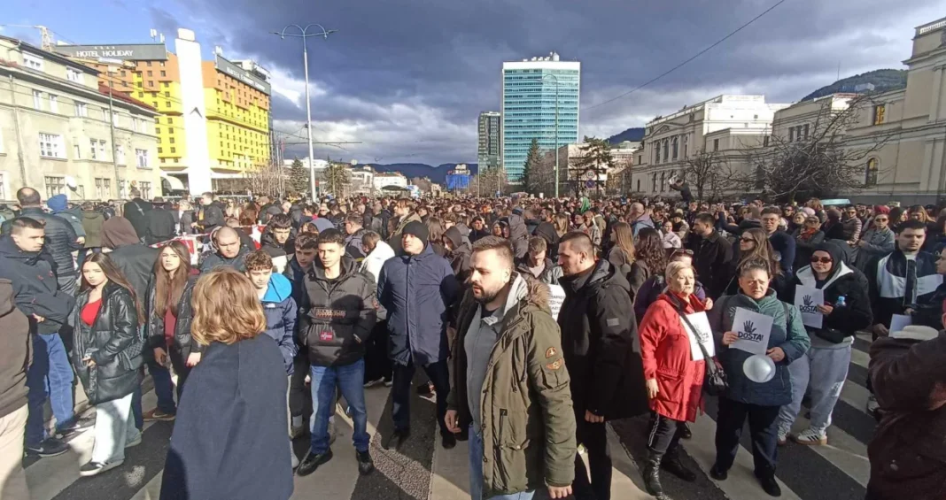 Građani blokirali raskrsnicu kod Zemaljskog muzeja: Transparentima i potpunom obustavom saobraćaja traže odgovornost