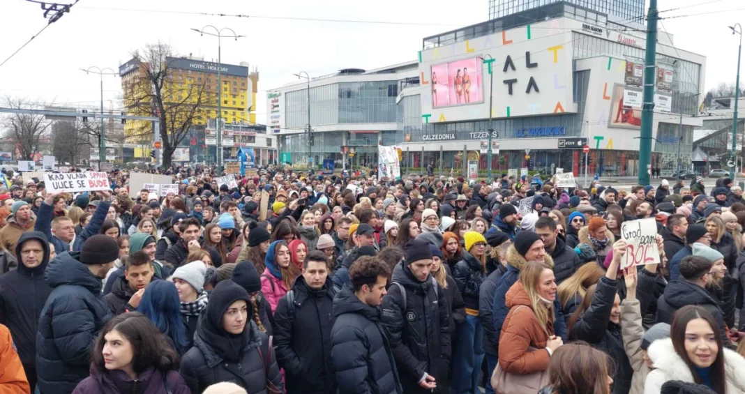 Građani skandiraju “Ruke su vam krvave”, čini se da ih je sve više
