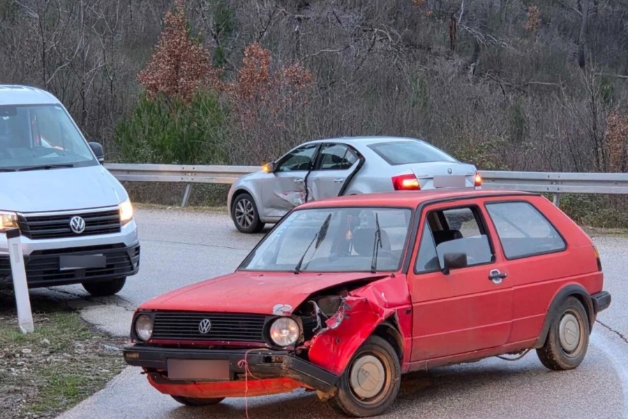 KRŠ I LOM U BiH: Golf i Škoda se sudarili, samo čudo spasilo vozače