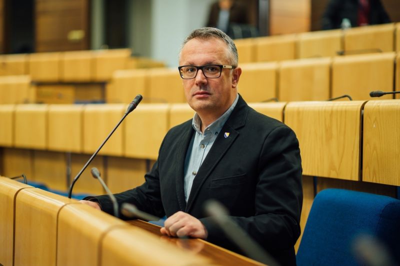 Kajan upozorava: Paljenje auta vijećnice u Čapljini i veličanje ratnog zločinca bez reakcije vlasti