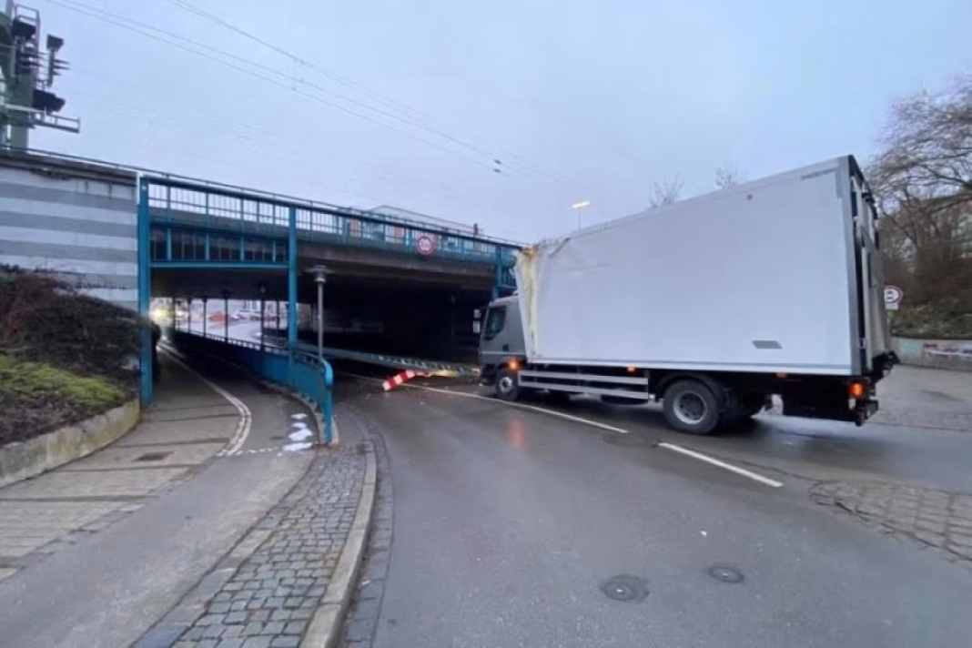 Kamion iz BiH zapeo pod mostom u Njemačkoj: Pokušao proći gdje ne može