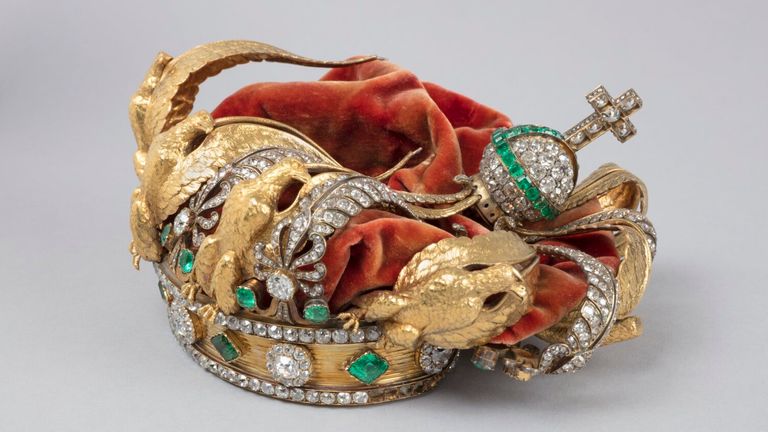 Luvr objavljuje fotografije krune oštećene plenom – ali insistira da će ona biti obnovljena