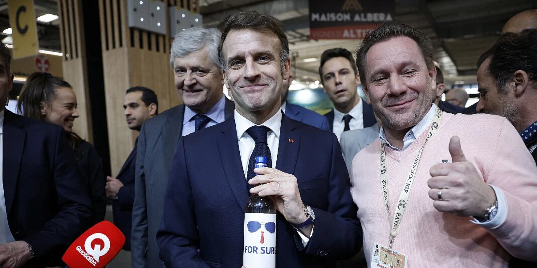 Macron posjetio sajam vina u Parizu pa ga dočekala specijalna boca