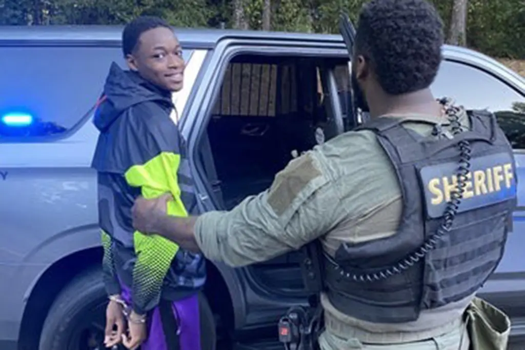 Nasmejani tinejdžer ubica iz Džordžije osuđen na doživotni zatvor zbog ubistva dečaka (14) ispred fudbalske utakmice